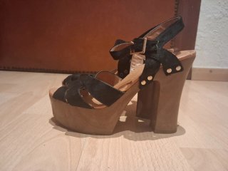 Sandalias de tacón negras y marrones