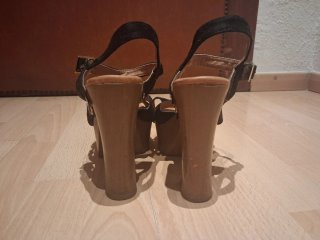 Sandalias de tacón negras y marrones