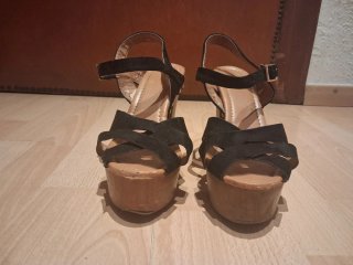 Sandalias de tacón negras y marrones