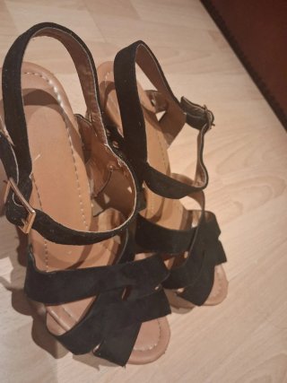 Sandalias de tacón negras y marrones
