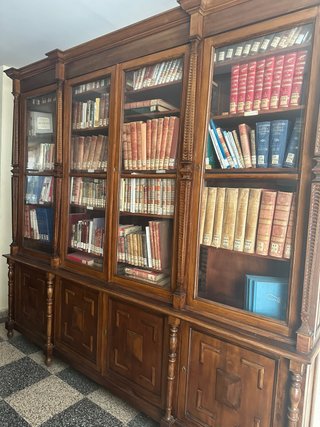 Magnífica biblioteca antigua de madera