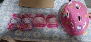 Casco y protecciones Hello Kitty