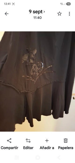 Falda negra con detalles bordados