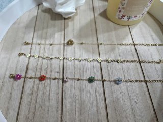 Conjunto de 3 pulseras doradas con dijes