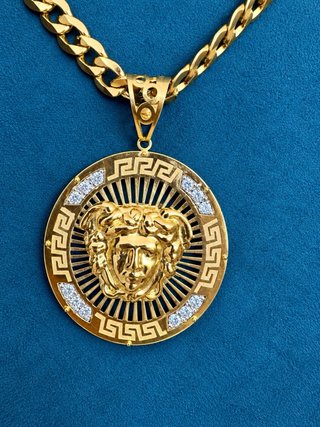 Colgante de oro Medusa con circonitas