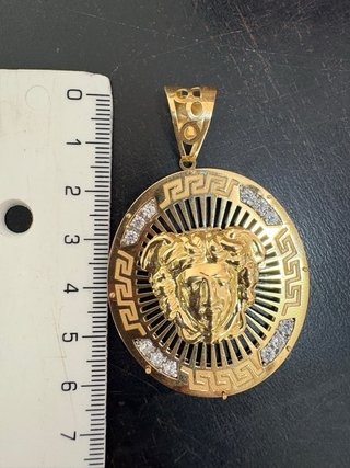 Colgante de oro Medusa con circonitas