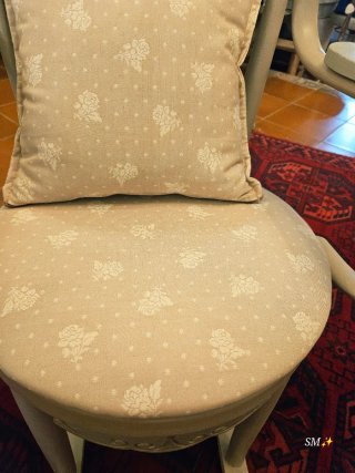 Mecedora infantil restaurada beige y gris