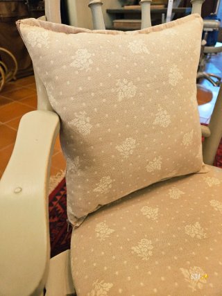 Mecedora infantil restaurada beige y gris