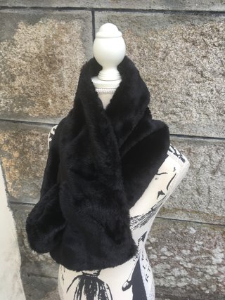 Estola pelo sintético negra Systemaction