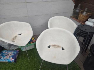 4 Sillas y 5 Taburetes Blancos