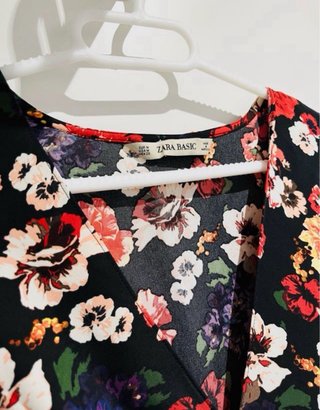 Blusa camisa floral cruzada manga larga Zara