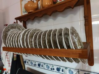 Vajilla antigua de cerámica con soporte de madera
