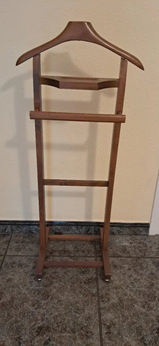 Galán de noche de madera. Perchero con ruedas.