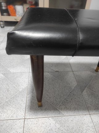 Taburete antiguo piel y madera