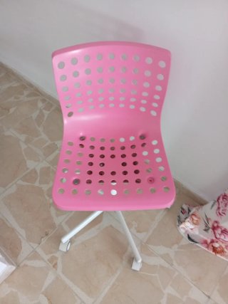 Silla de escritorio rosa con ruedas