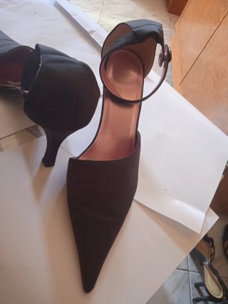 Zapato negro salon tobillero de raso y comodo