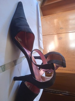 Zapato negro salon tobillero de raso y comodo