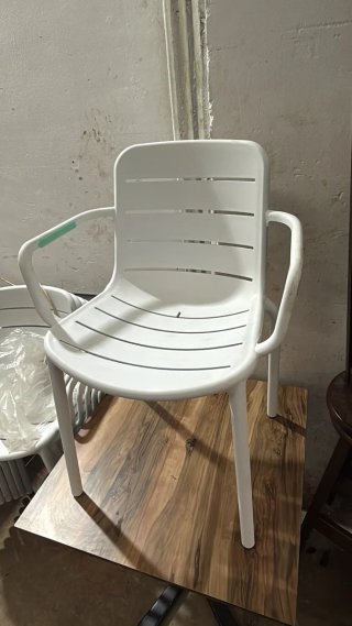 Sillas de plástico blancas para exterior