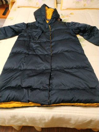Abrigo acolchado negro y amarillo talla XL