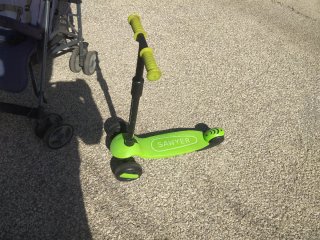carrito de paseo y patinete infantil