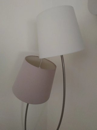 Lámpara de pie moderna plateada