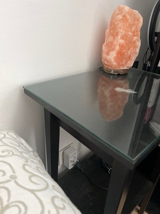 Mesita de noche madera con tapa cristal