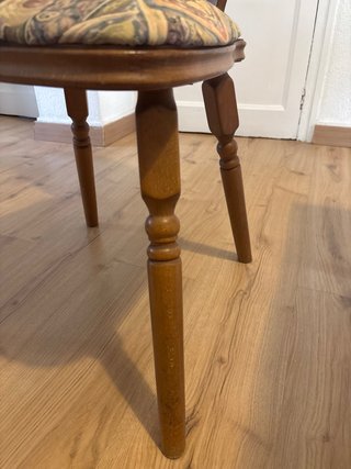 Silla antigua tapizada madera