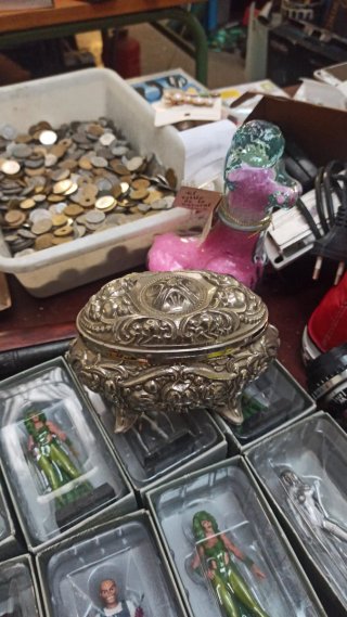 Se vende Joyería antigua plateada con detalles 70€