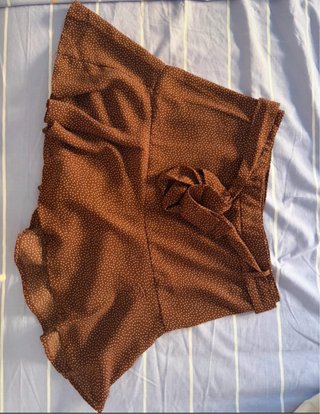 Falda (con pantalón debajo) marrón lunares
