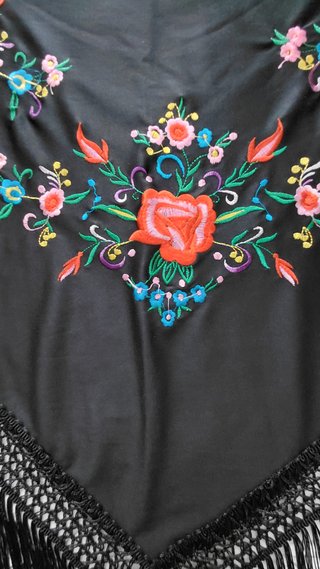 MANTÓN NEGRO CON MOTIVOS FLORALES