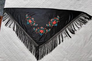 MANTÓN NEGRO CON MOTIVOS FLORALES
