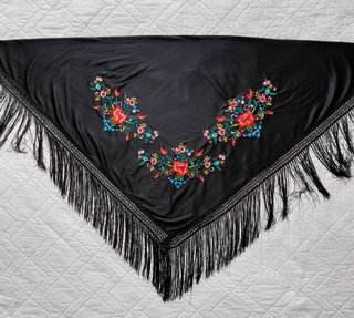 MANTÓN NEGRO CON MOTIVOS FLORALES