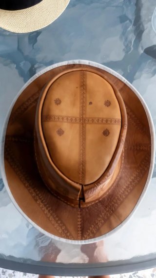 Sombrero de piel con adornos