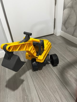 Excavadora de juguete amarilla para niños