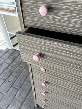 Cómoda de madera con tiradores rosas