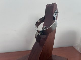 Jamonero de madera con soporte metálico