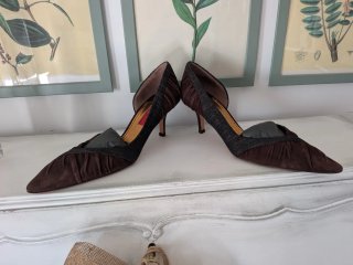 Zapatos de tacón marrones y grises