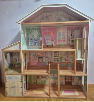 Casa de muñecas de madera