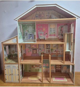 Casa de muñecas de madera