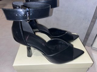 Tacchi neri eleganti