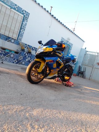 Suzuki GSXR 600 K7 Deportiva