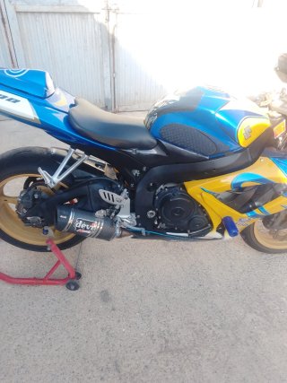 Suzuki GSXR 600 K7 Deportiva