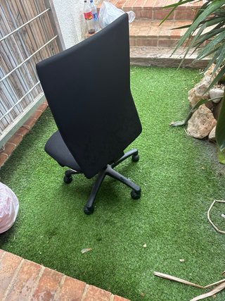 Silla de oficina negra sin reposabrazos