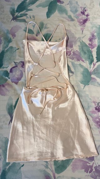 Vestido satinado rosa palo