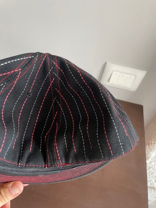 Cappello NY New Era nero con righe rosse