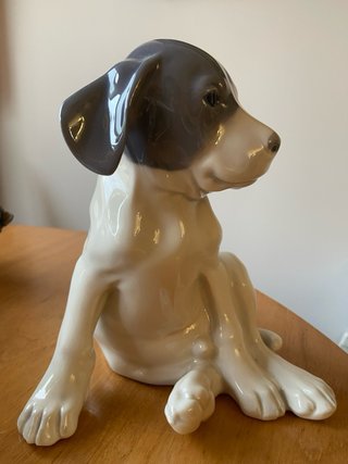 Figura de perro de porcelana