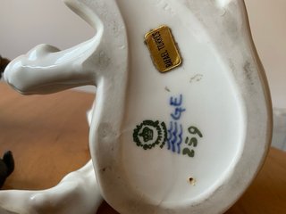Figura de perro de porcelana