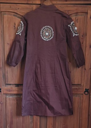 Vestido Chatik Kertan marrón bordado