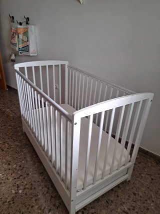 Cuna de madera con cajón