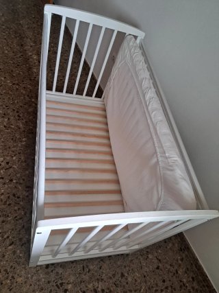 Cuna de madera con cajón
